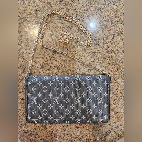 LOUIS VUITTON Denim Wallet on a Chain - Picture 2 of 16